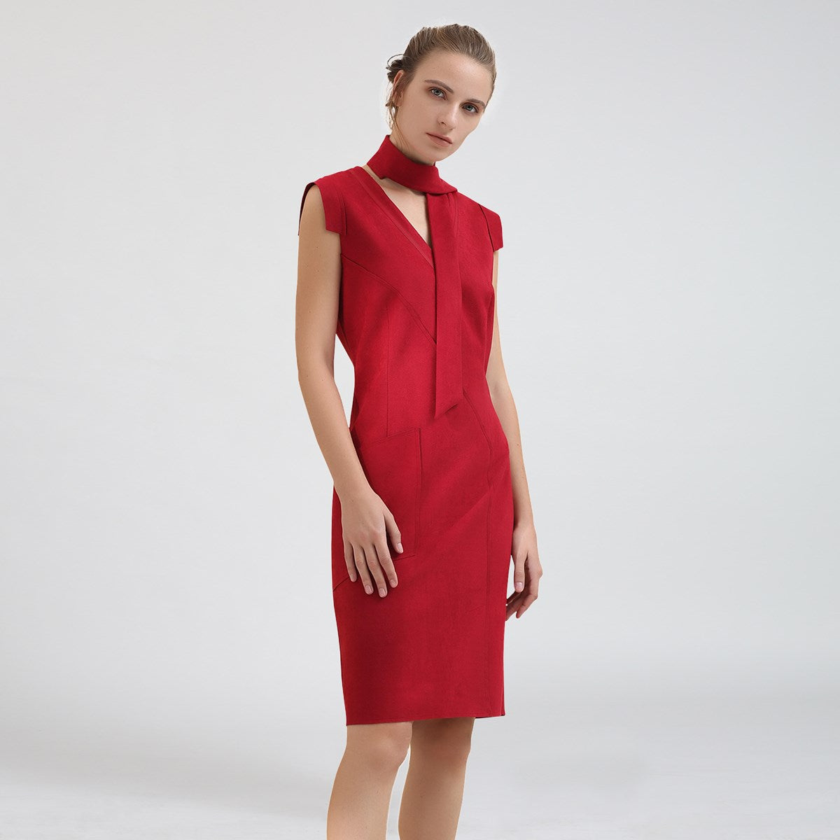 Robe ajustée col-V et manchettes, suédine stretch