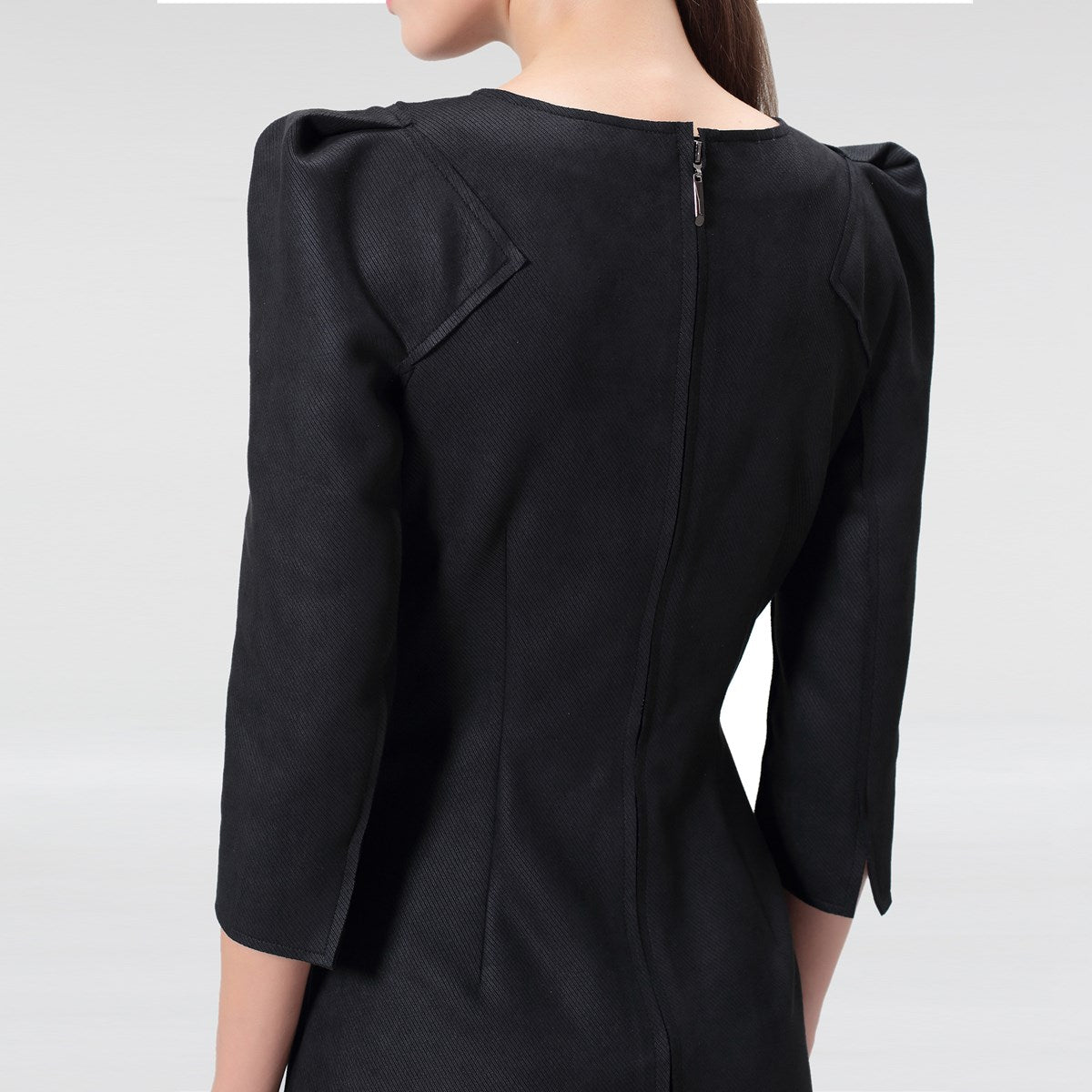 Robe structure ajustée à volant frontal en suédine stretch