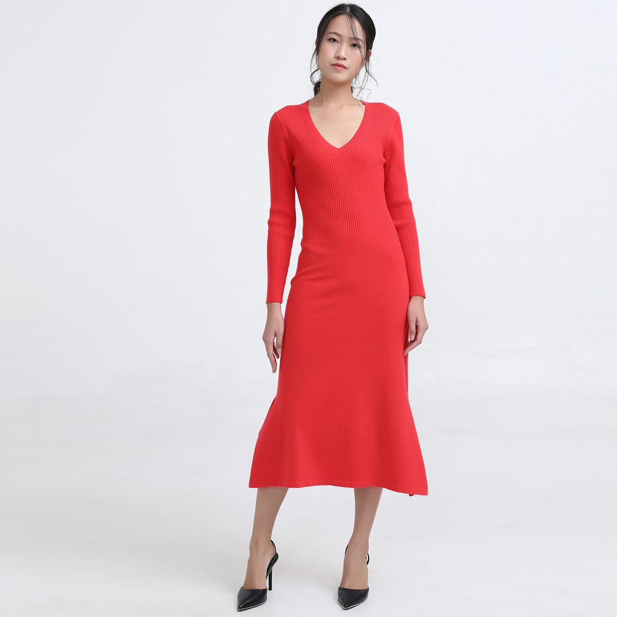 Robe ajustée en maille col V et basques cotés