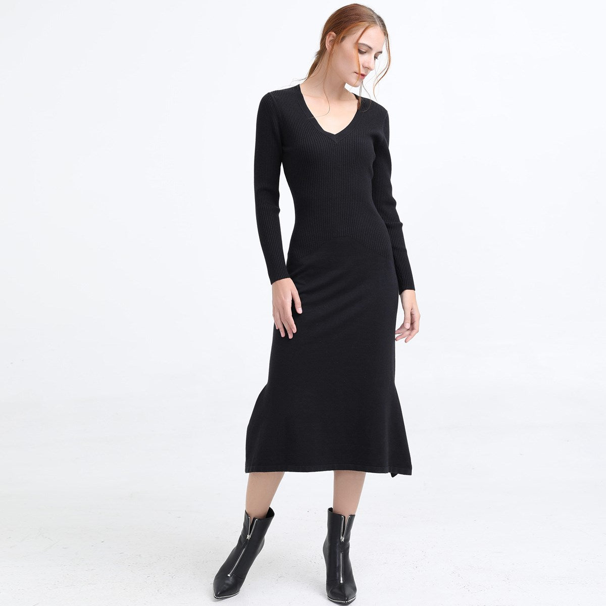 Robe ajustée en maille col V et basques cotés