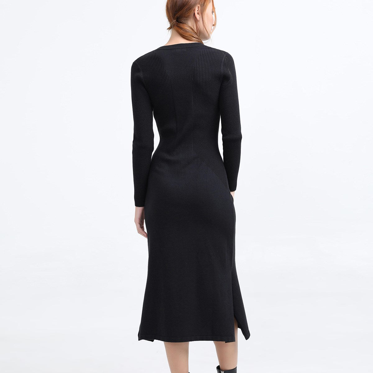 Robe ajustée en maille col V et basques cotés
