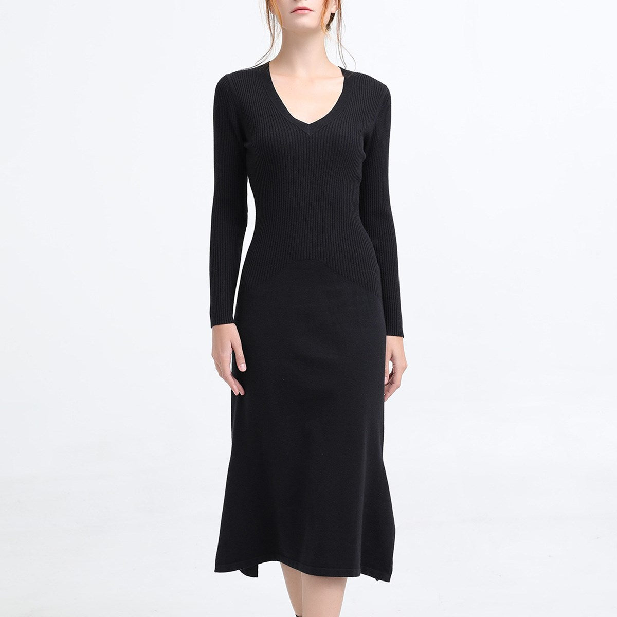 Robe ajustée en maille col V et basques cotés