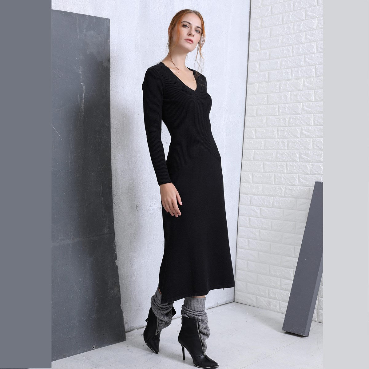 Robe ajustée en maille col V et basques cotés