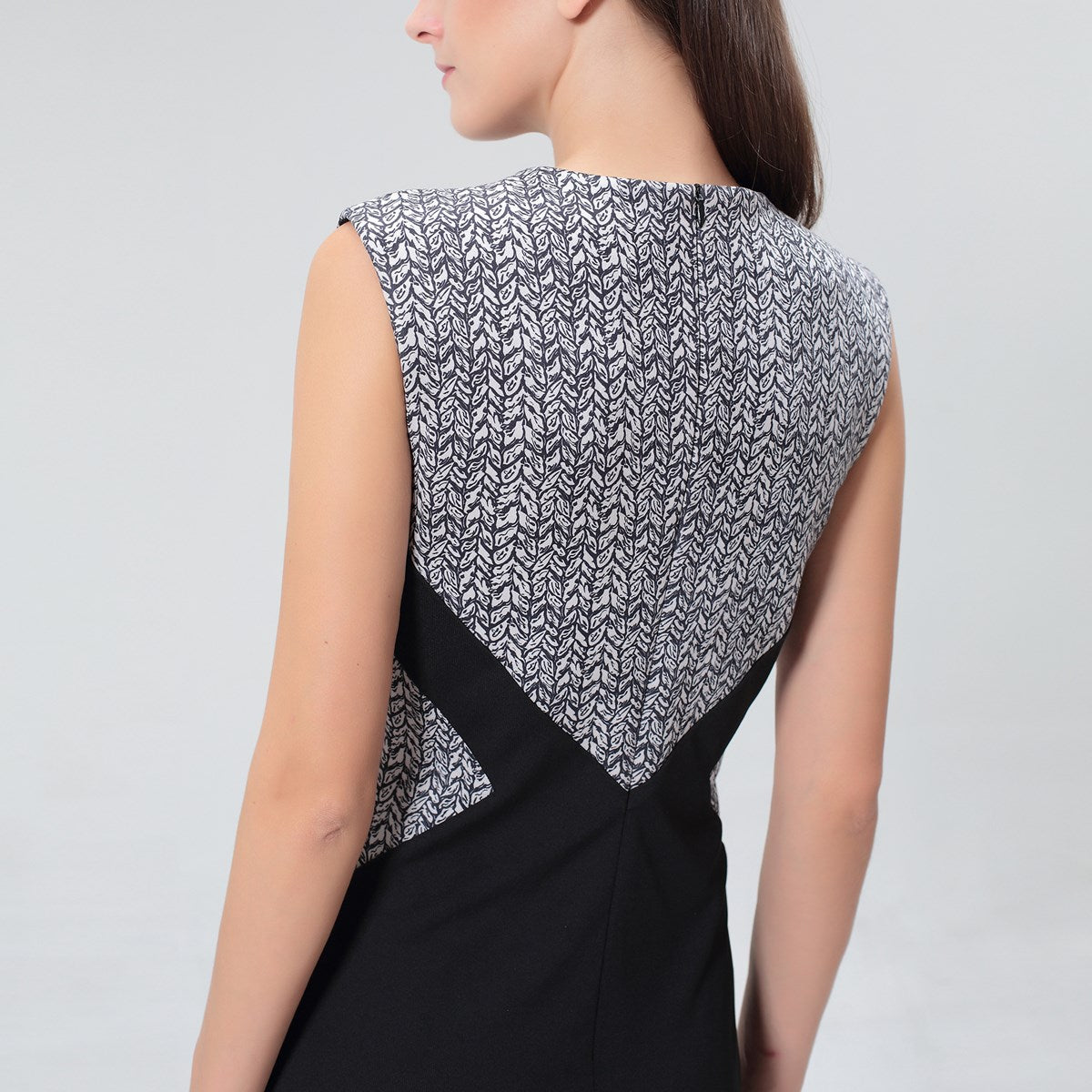 Robe cocktail ajustée imprimé géométrique et garniture jersey