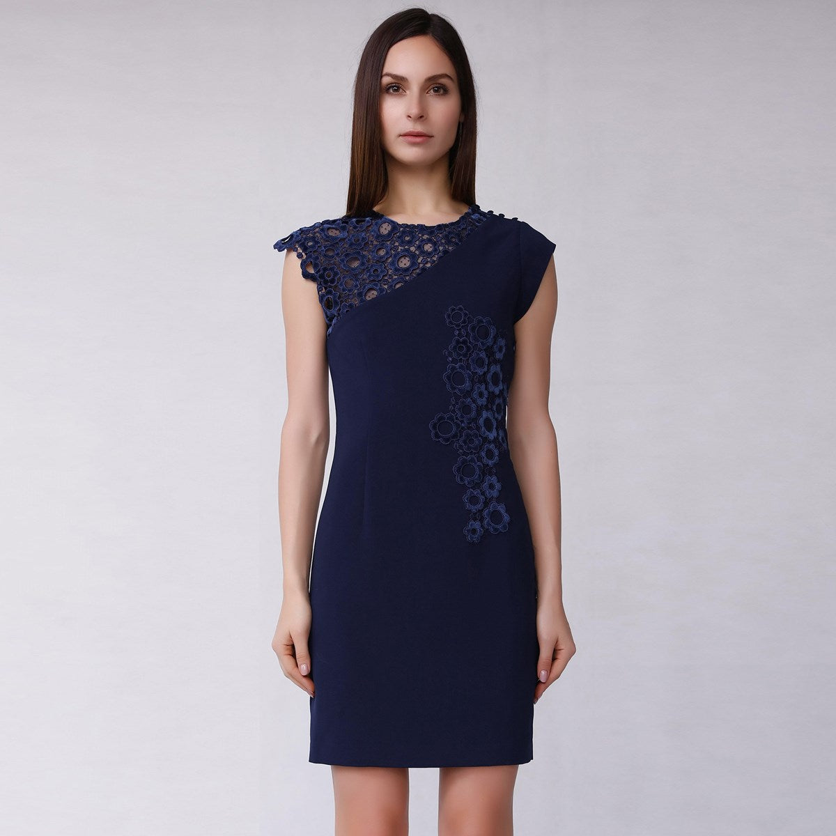 Robe ajustée et appliqué de dentelle de velours