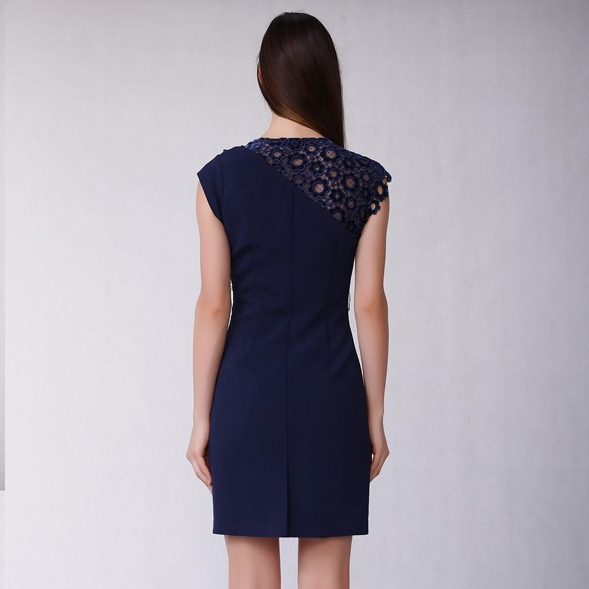 Robe ajustée et appliqué de dentelle de velours