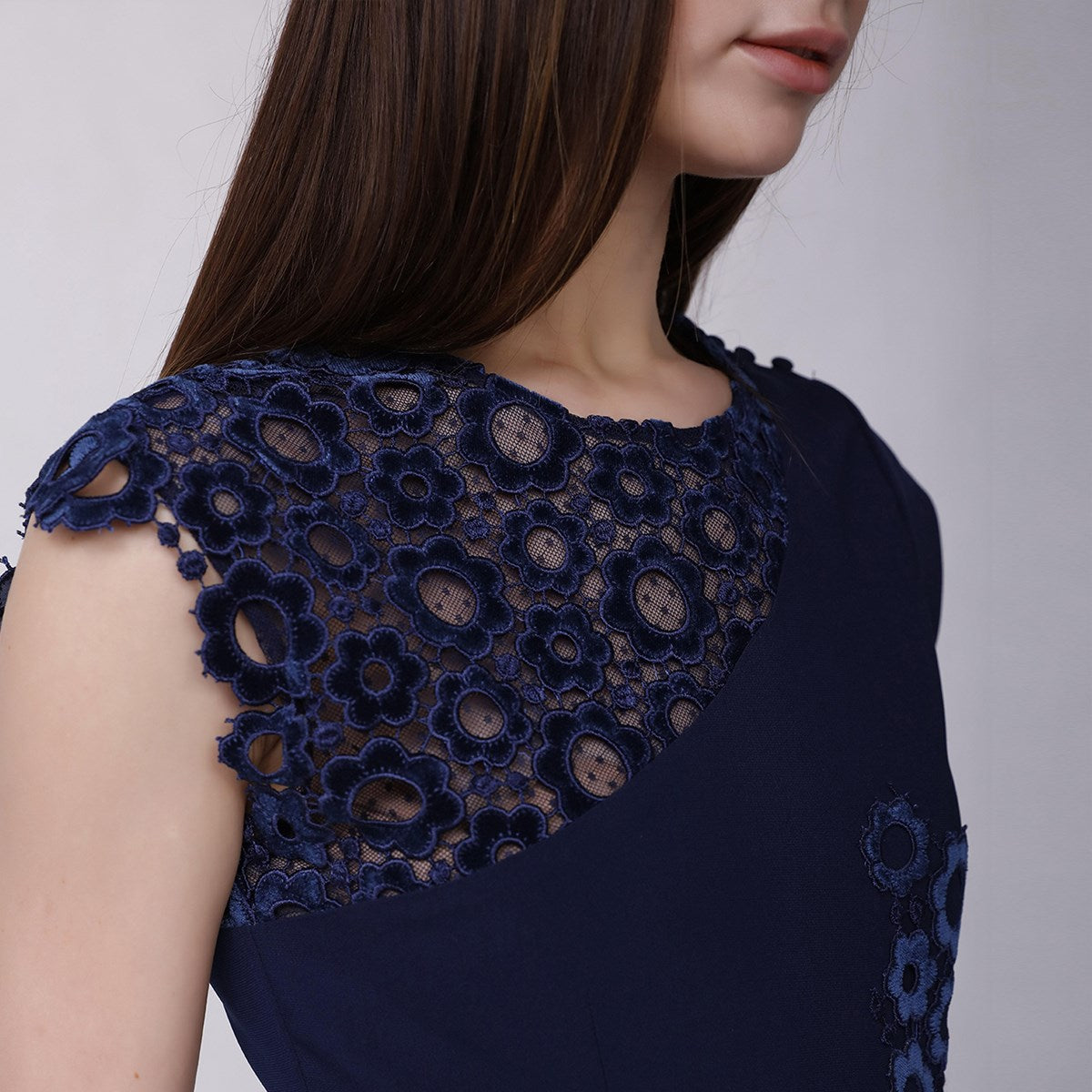 Robe ajustée et appliqué de dentelle de velours