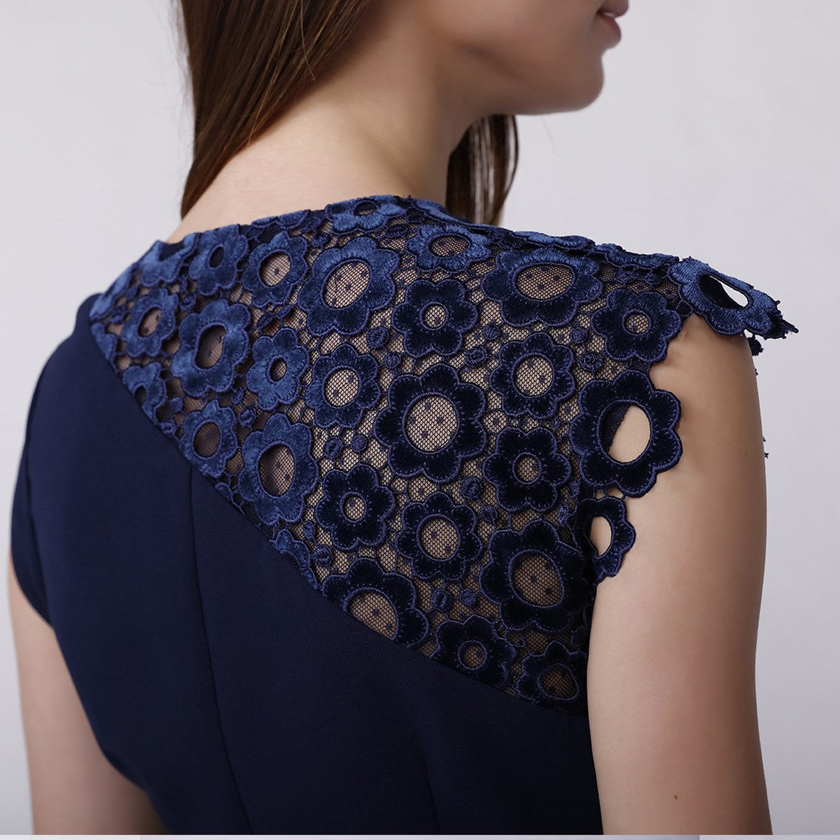 Robe ajustée et appliqué de dentelle de velours