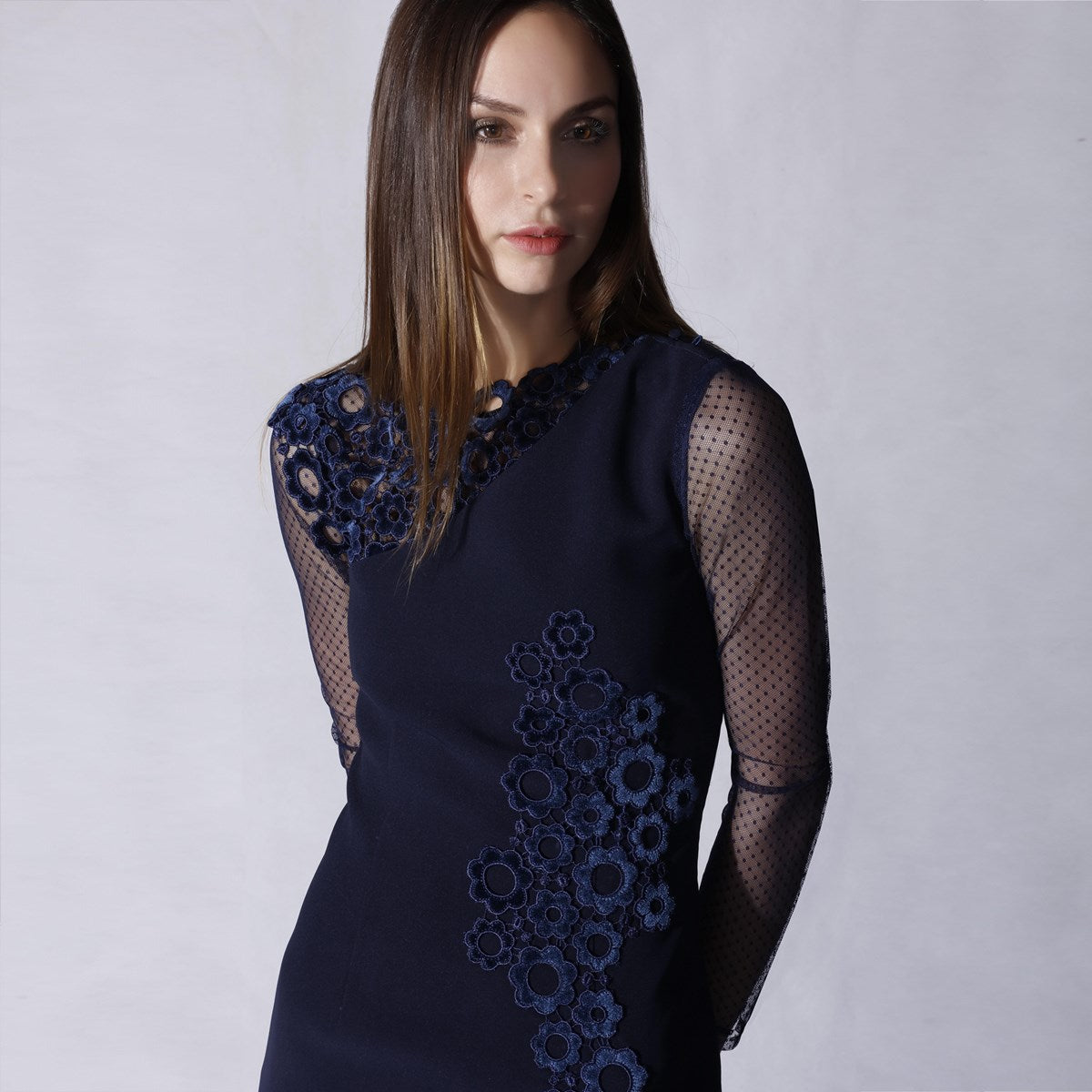 Robe ajustée et appliqué de dentelle de velours