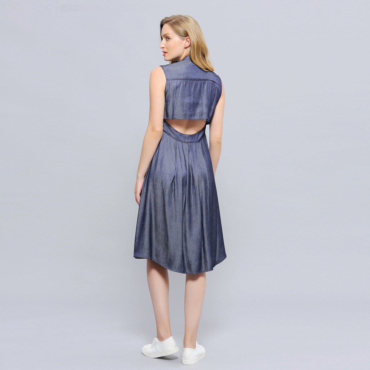 Robe chemise coupe évasée à rabat et ouverte dans le dos