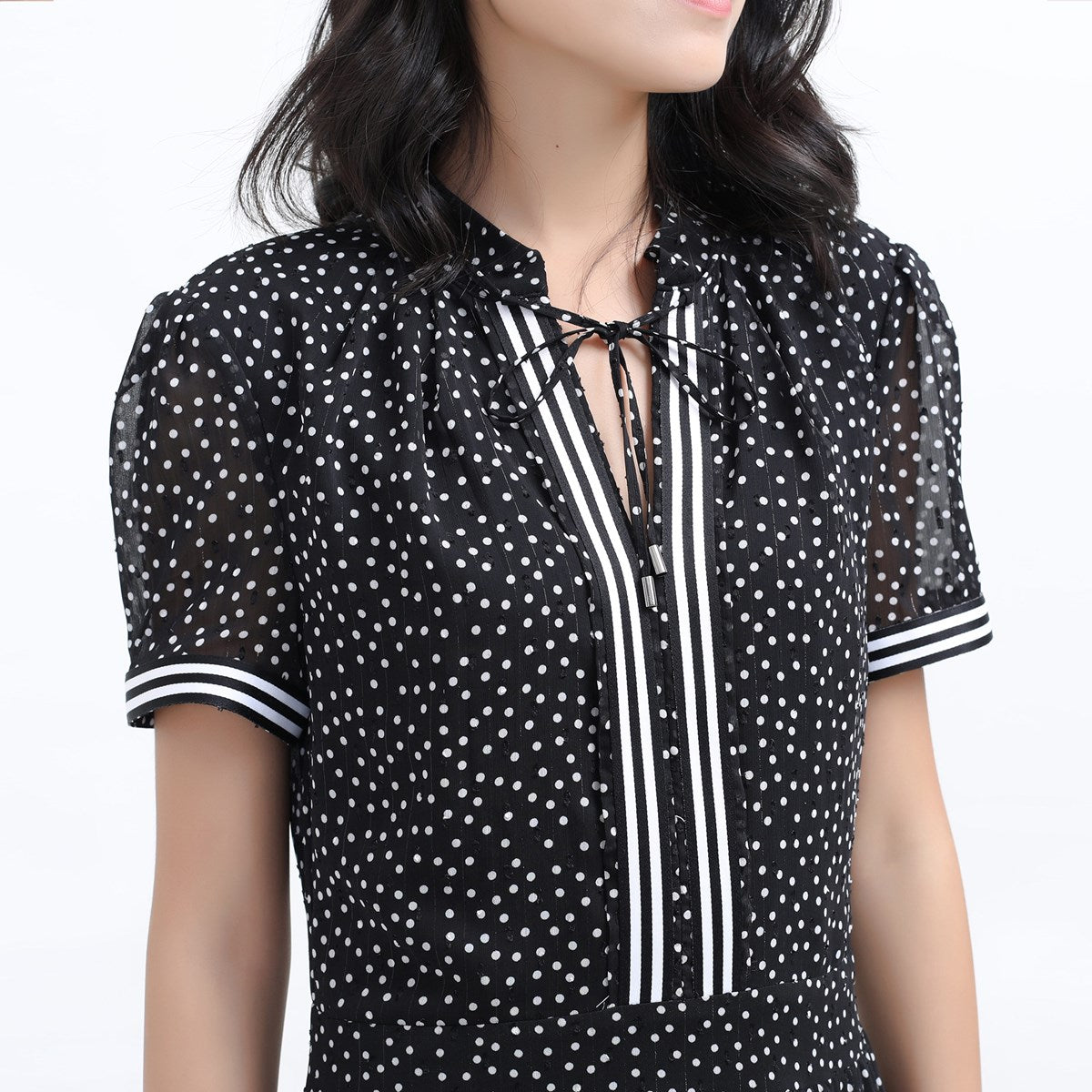 Robe ajustée et évasée en mousseline à pois