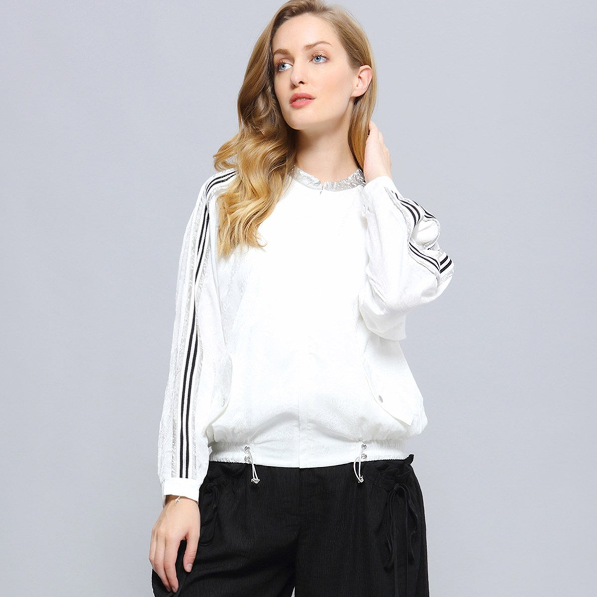 Blouson léger motif floral en relief