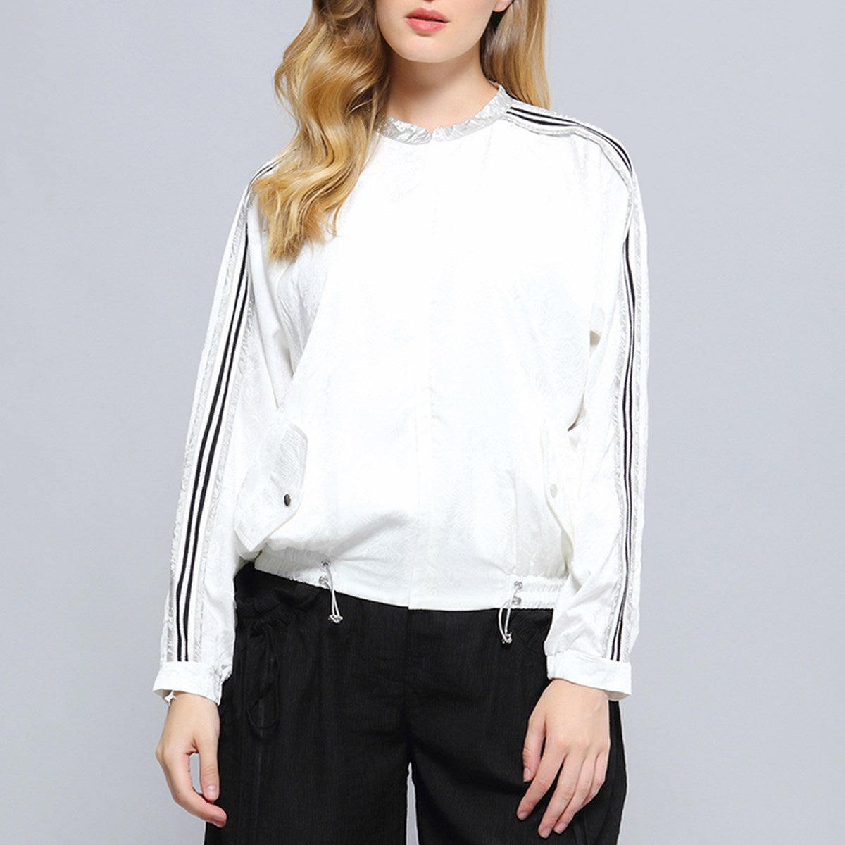 Blouson léger motif floral en relief