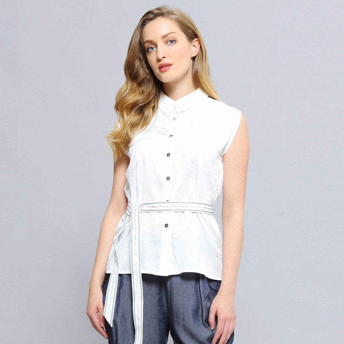 Chemise sans manche à passementeries