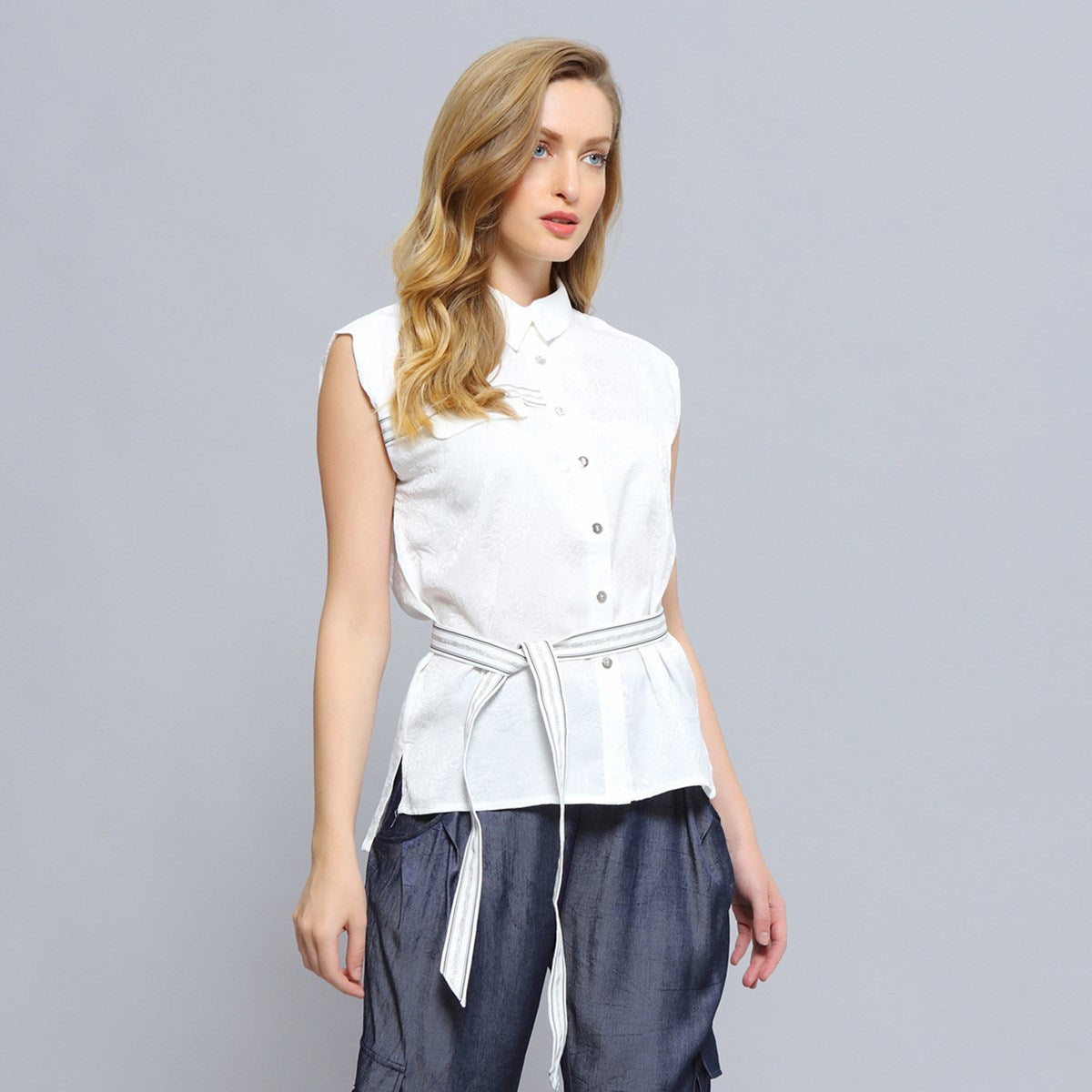 Chemise sans manche à passementeries