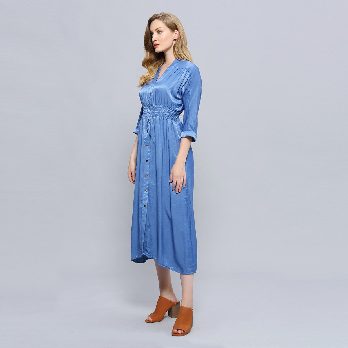 Robe chemise satinée ajustée et évasée
