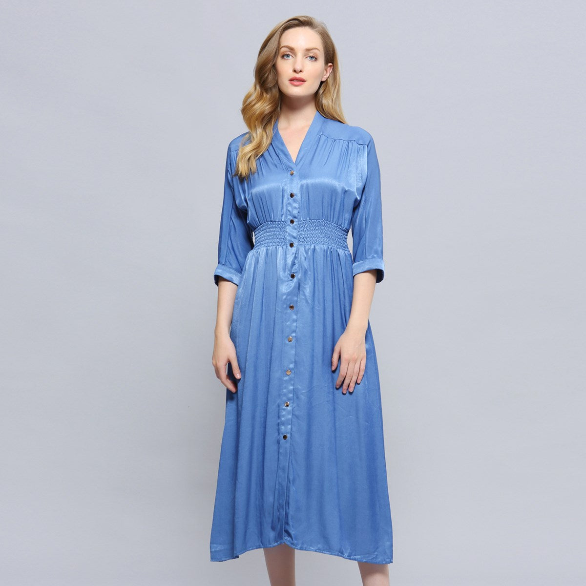 Robe chemise satinée ajustée et évasée