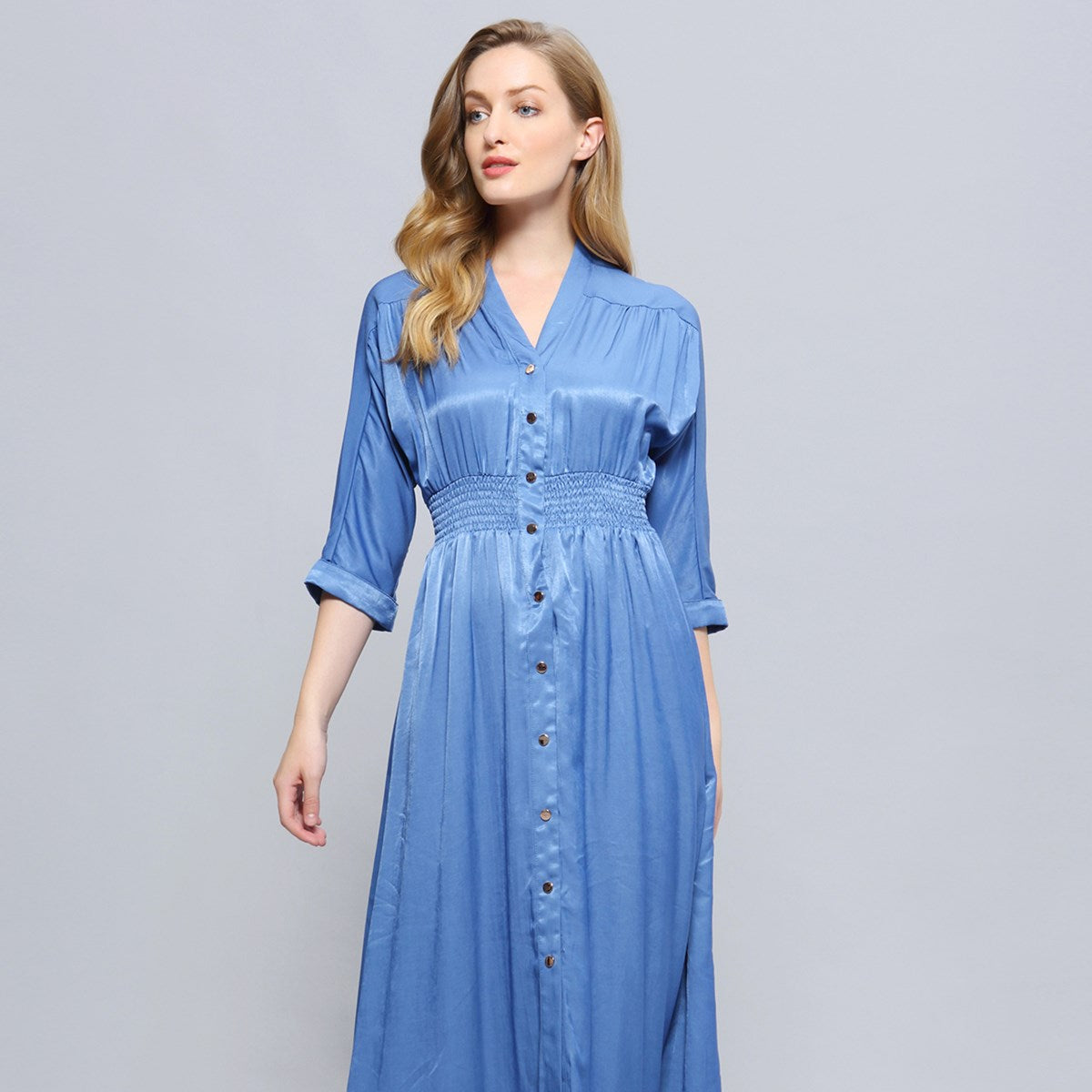 Robe chemise satinée ajustée et évasée
