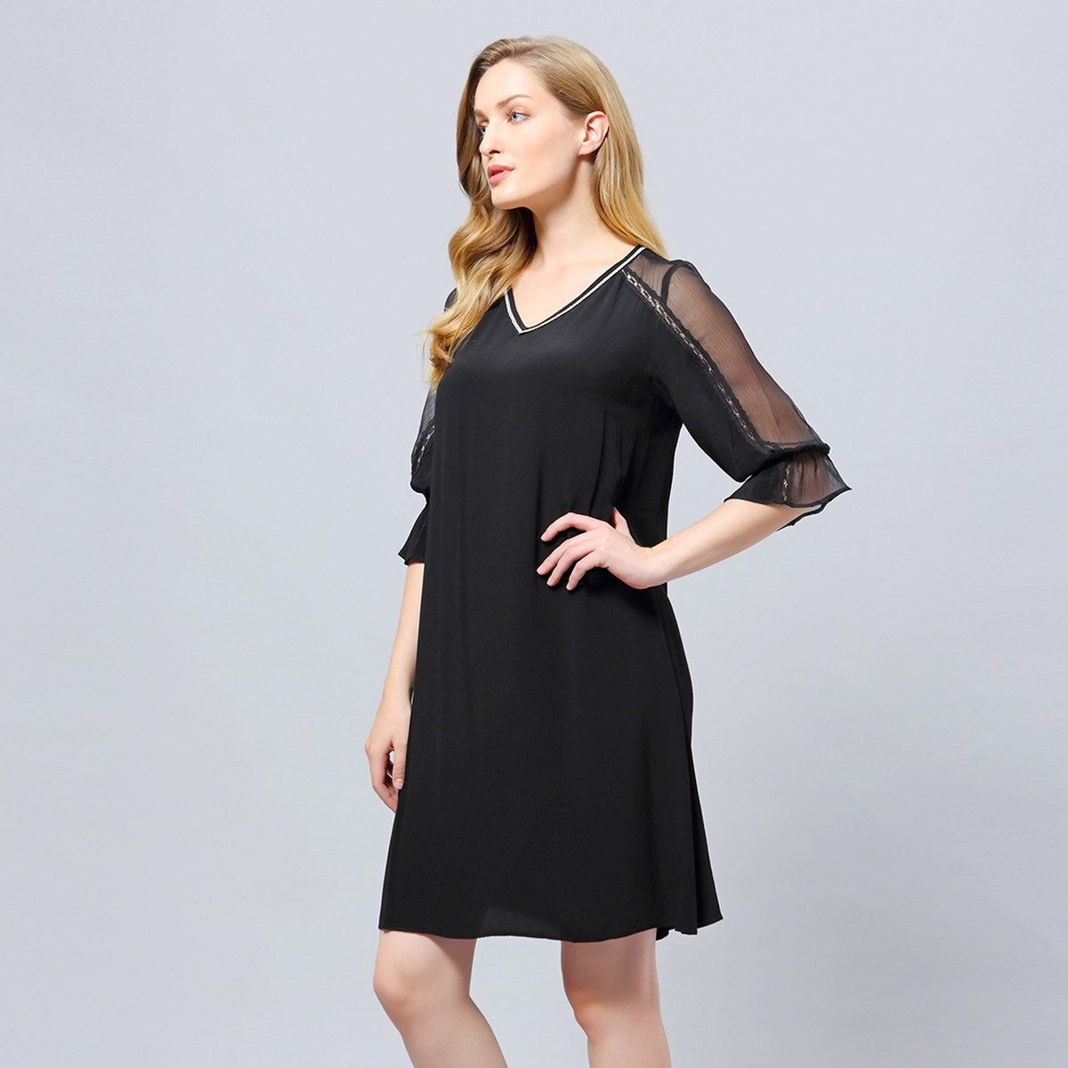 Robe trapèze à manches transparentes