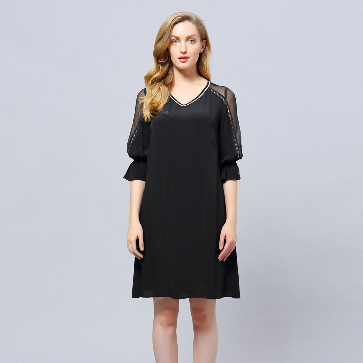 Robe trapèze à manches transparentes