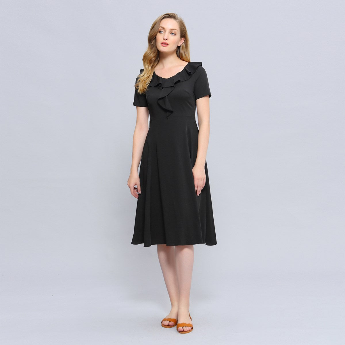 Robe coupe ajustée et évasée à volants