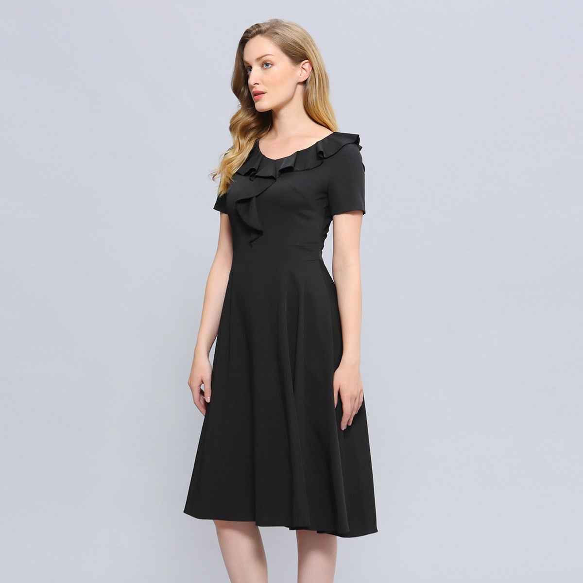 Robe coupe ajustée et évasée à volants