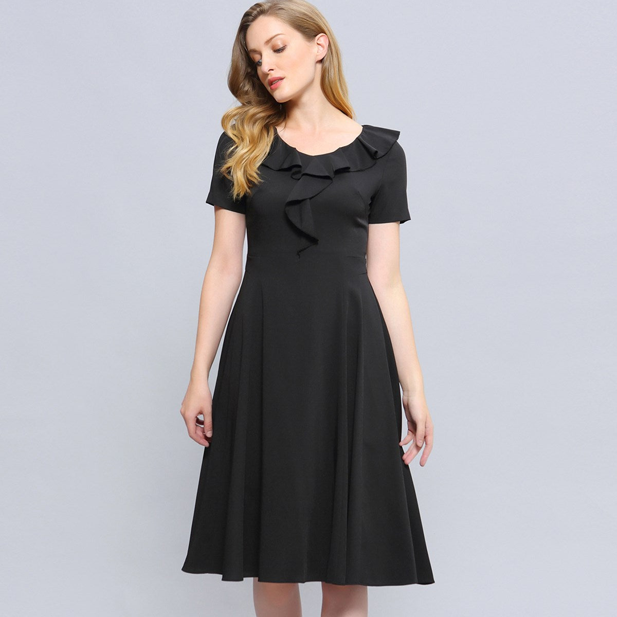 Robe coupe ajustée et évasée à volants