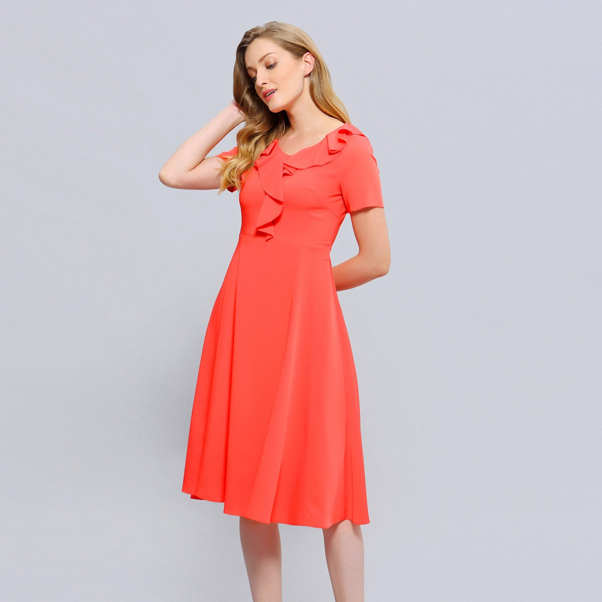 Robe coupe ajustée et évasée à volants