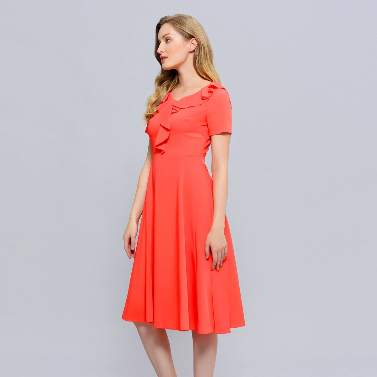 Robe coupe ajustée et évasée à volants