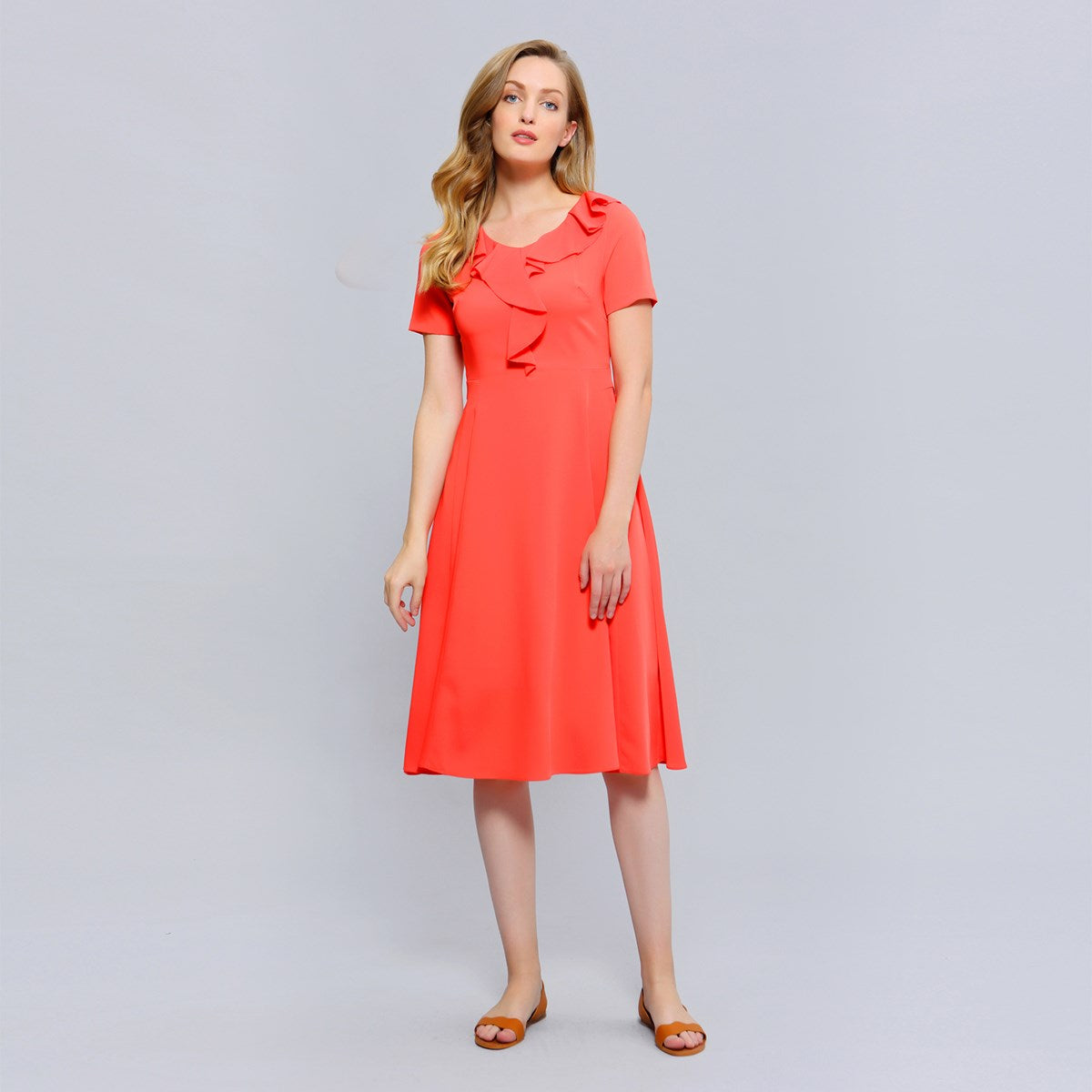 Robe coupe ajustée et évasée à volants