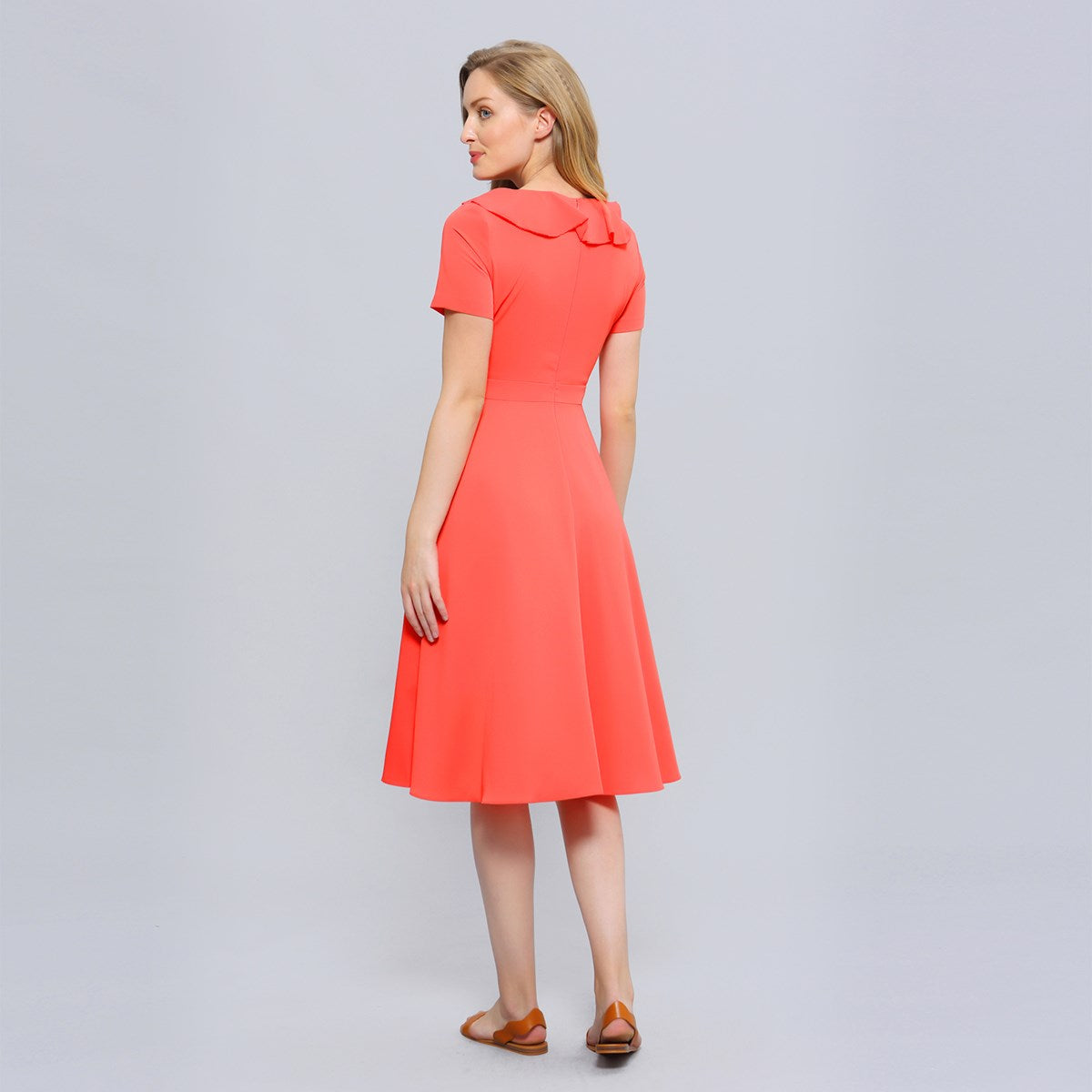 Robe coupe ajustée et évasée à volants