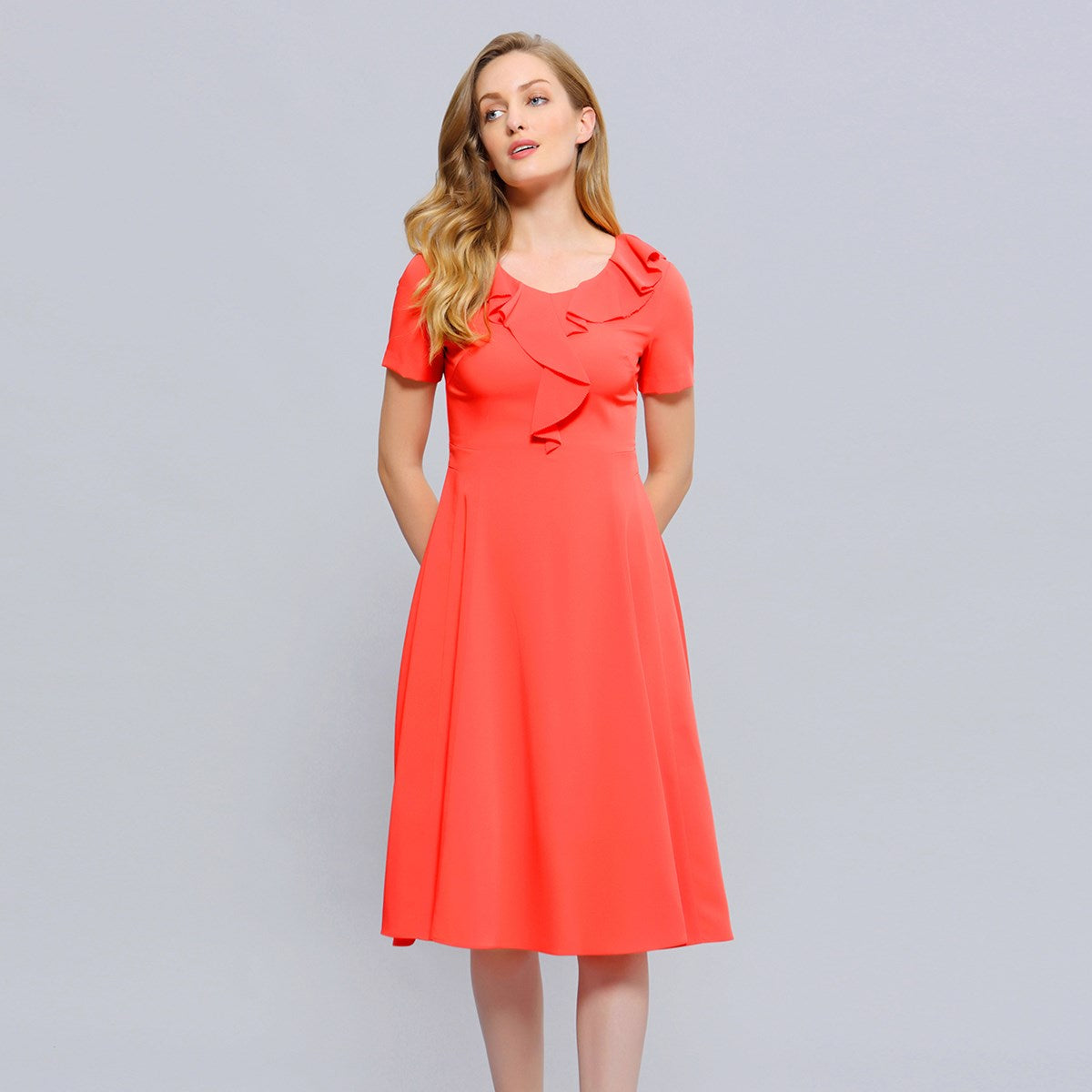 Robe coupe ajustée et évasée à volants