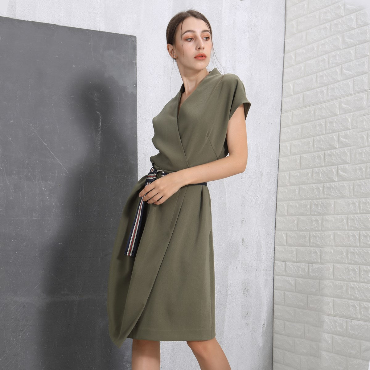 Robe mi-longue effet portefeuille et ceinture rajoutée