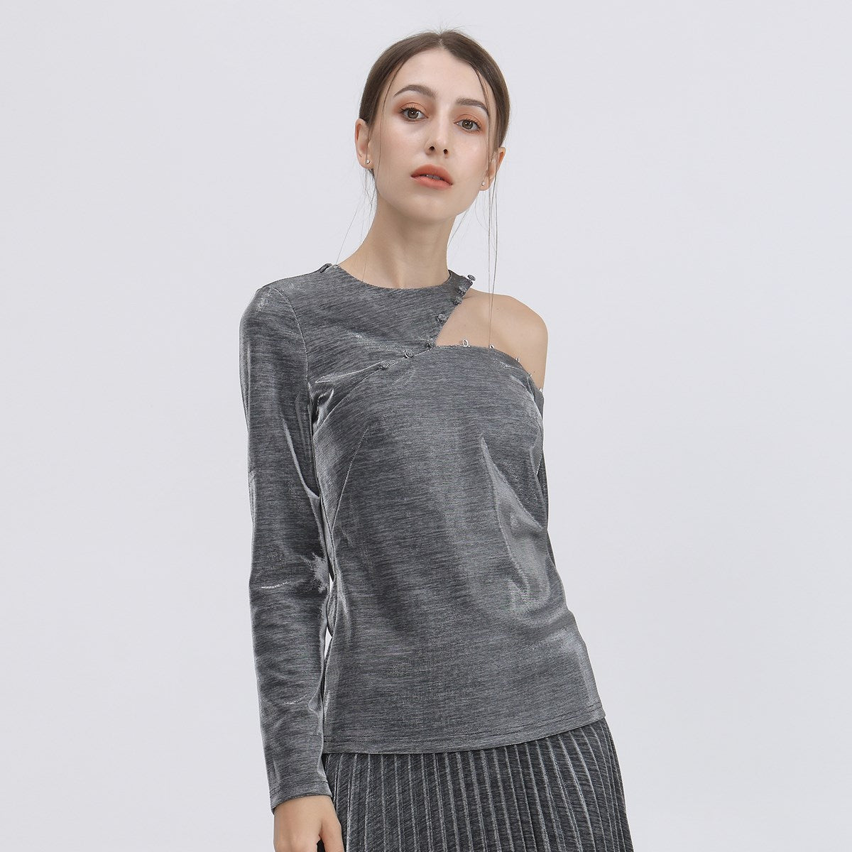 Top moiré asymétrique avec une épaule dénudée
