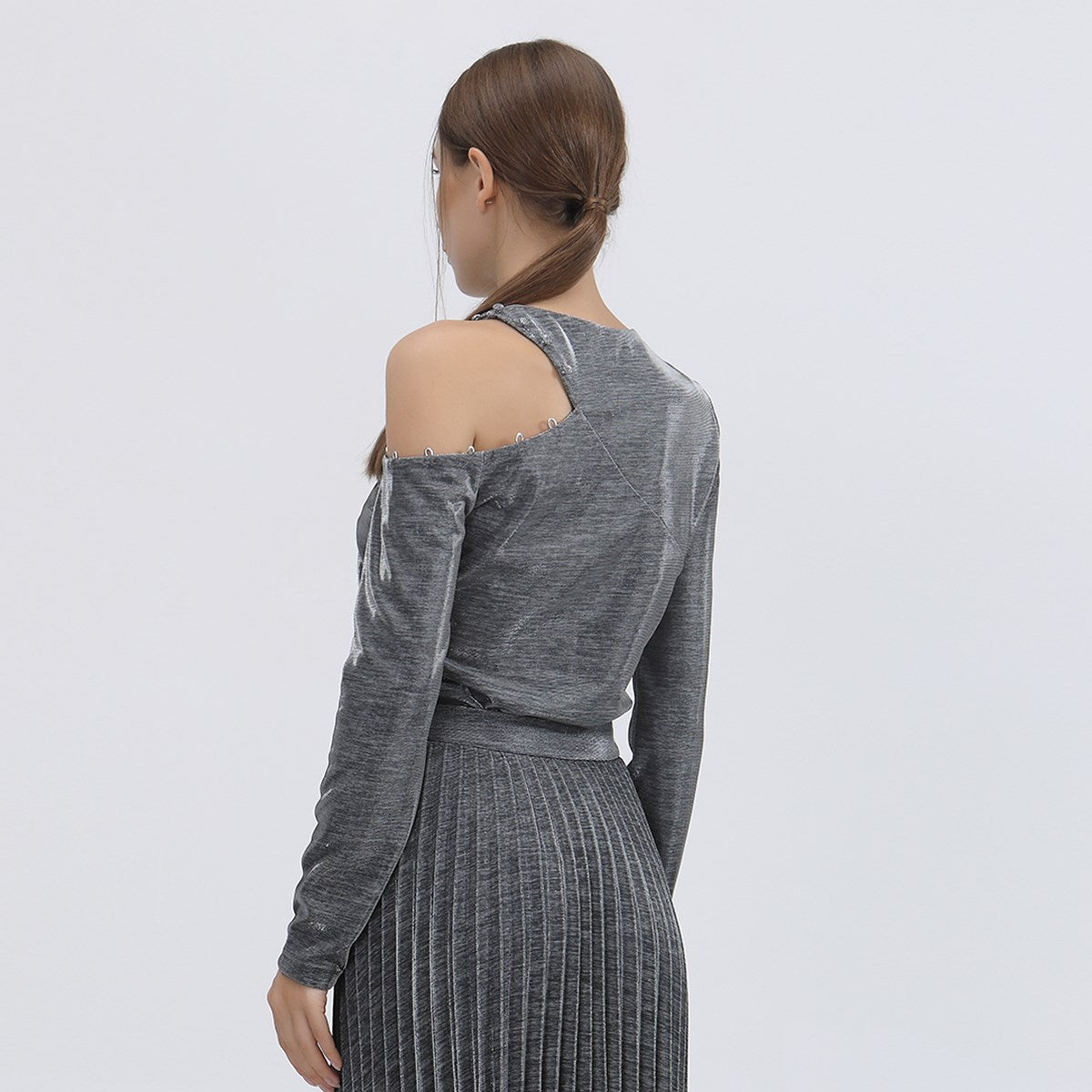 Top moiré asymétrique avec une épaule dénudée