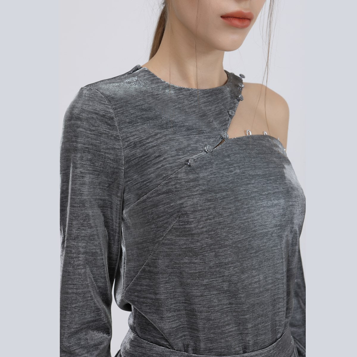 Top moiré asymétrique avec une épaule dénudée