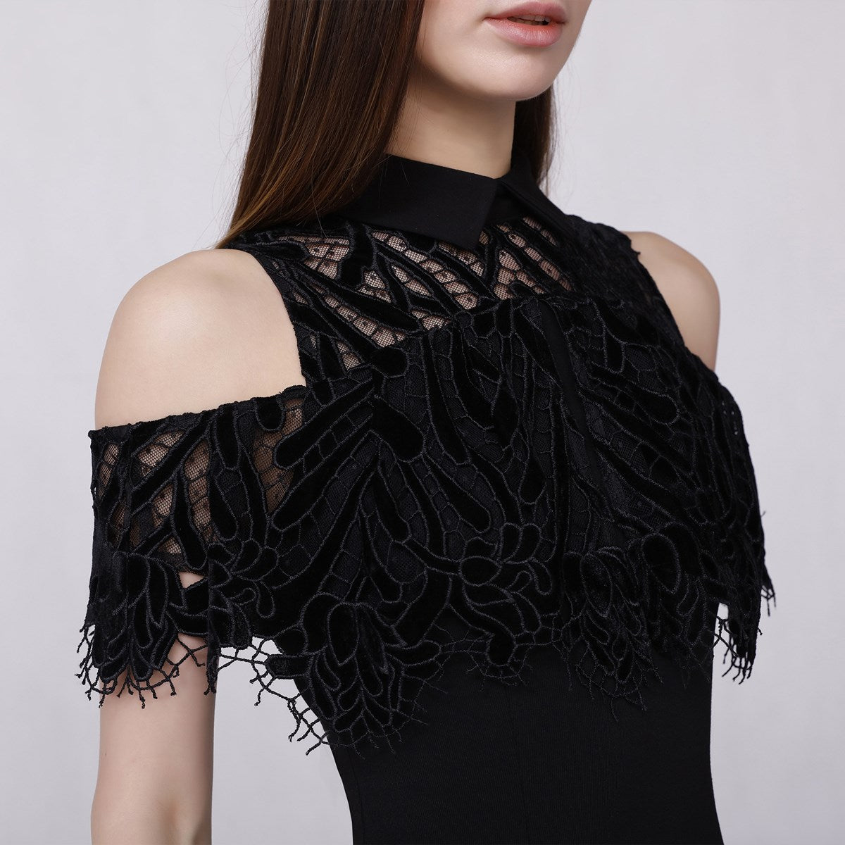 Robe ajustée à épaules dénudées et volant dentelle
