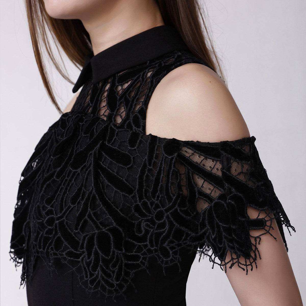 Robe ajustée à épaules dénudées et volant dentelle