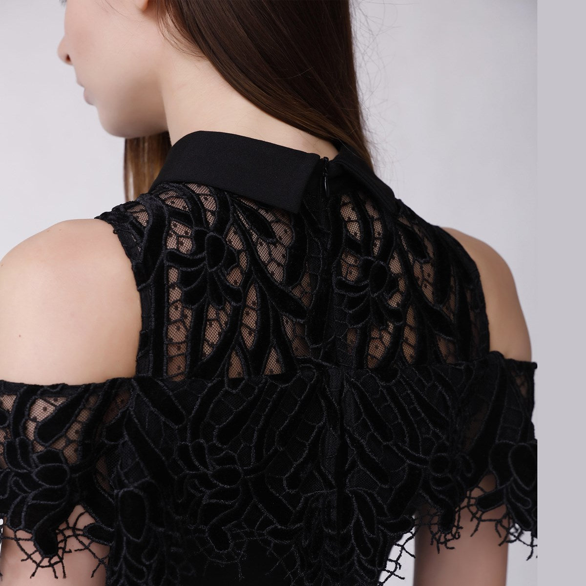 Robe ajustée à épaules dénudées et volant dentelle