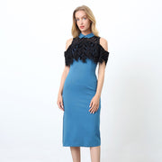 Robe ajustée à épaules dénudées et volant dentelle