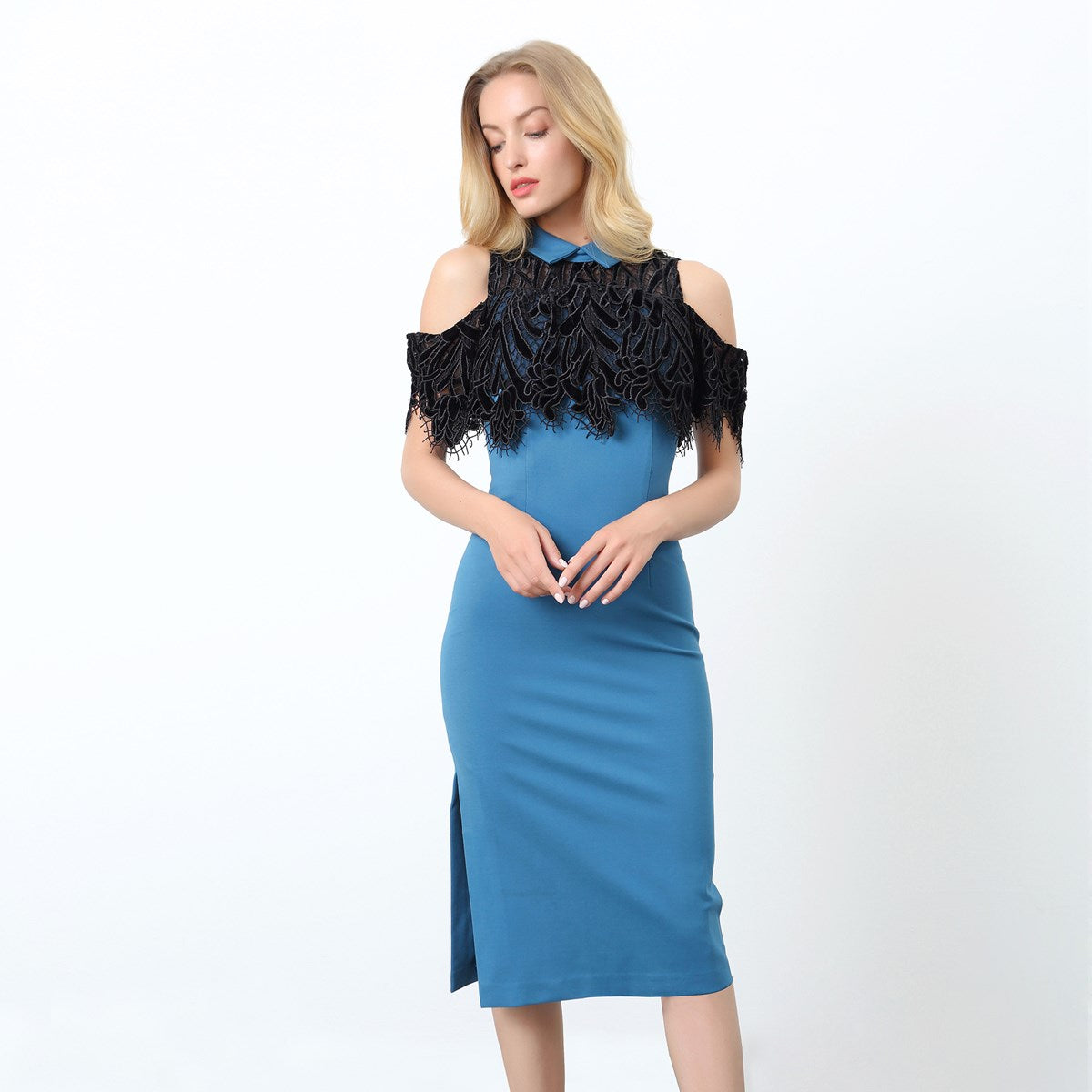 Robe ajustée à épaules dénudées et volant dentelle