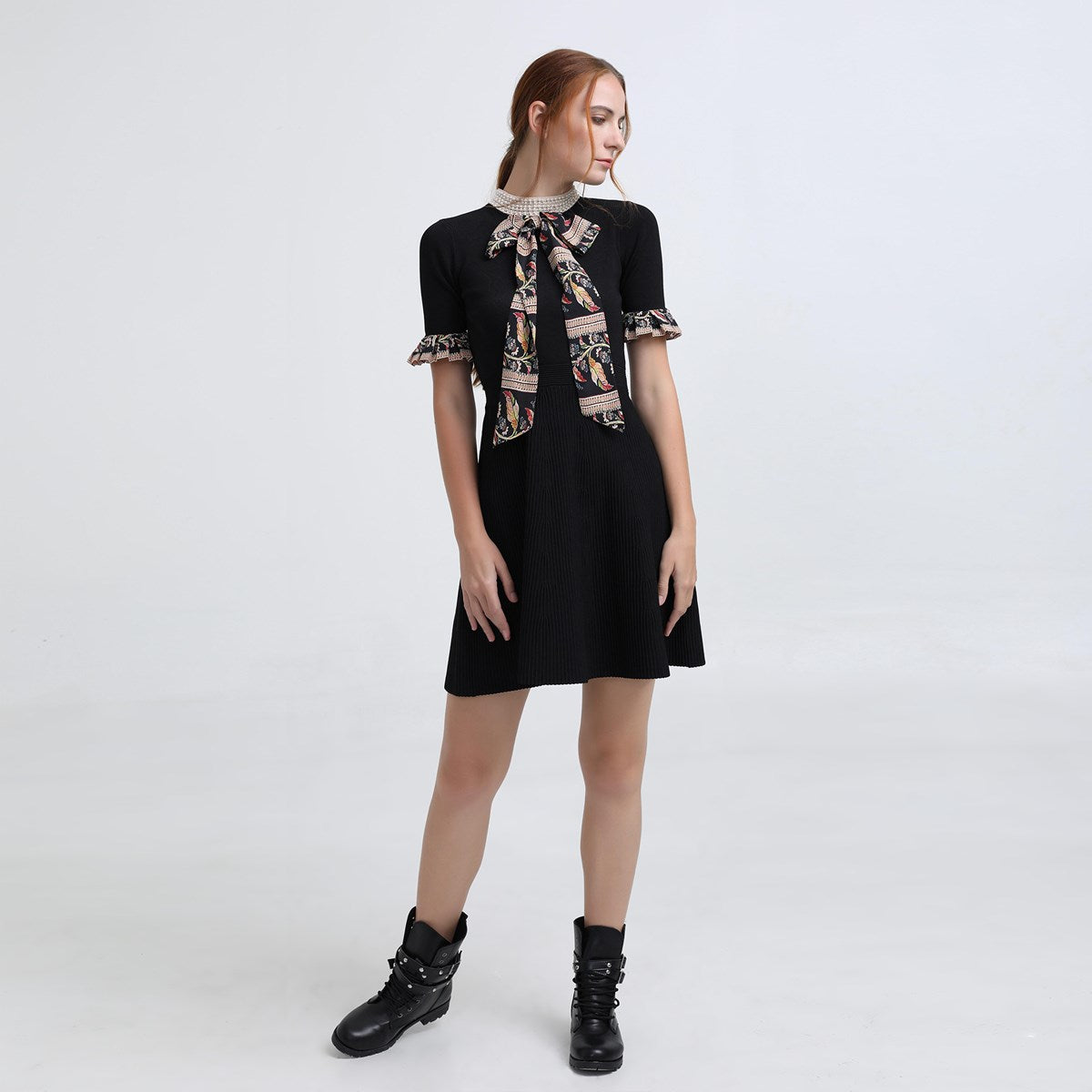Robe maille à noeud cravate et manchettes soie imprimée