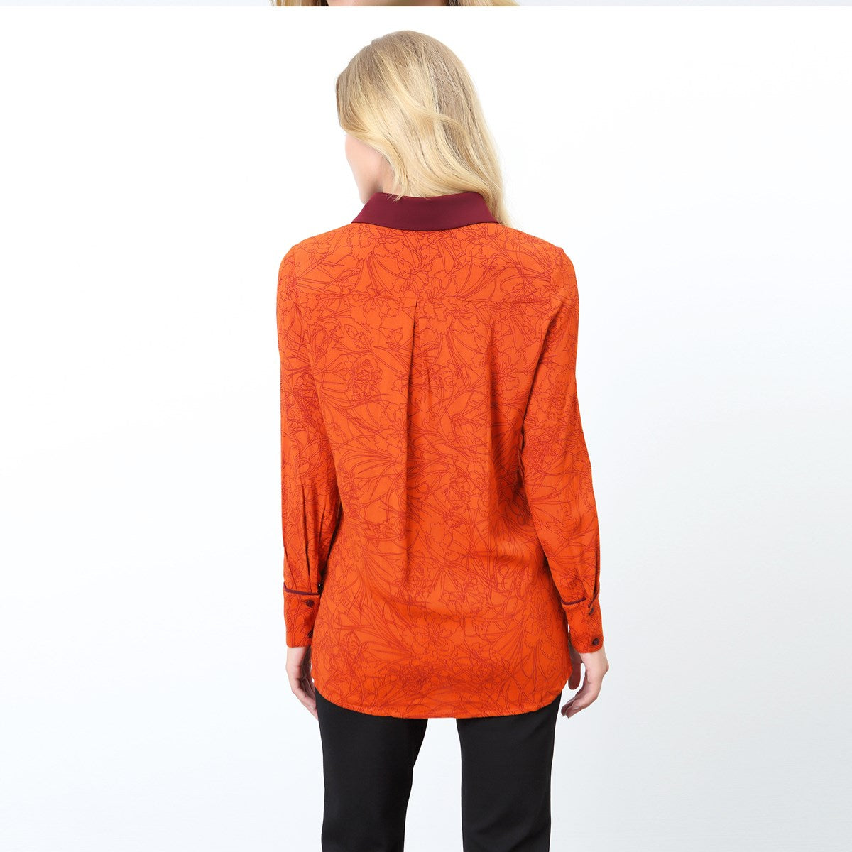 Chemise à biais et imprimé floral linéaire