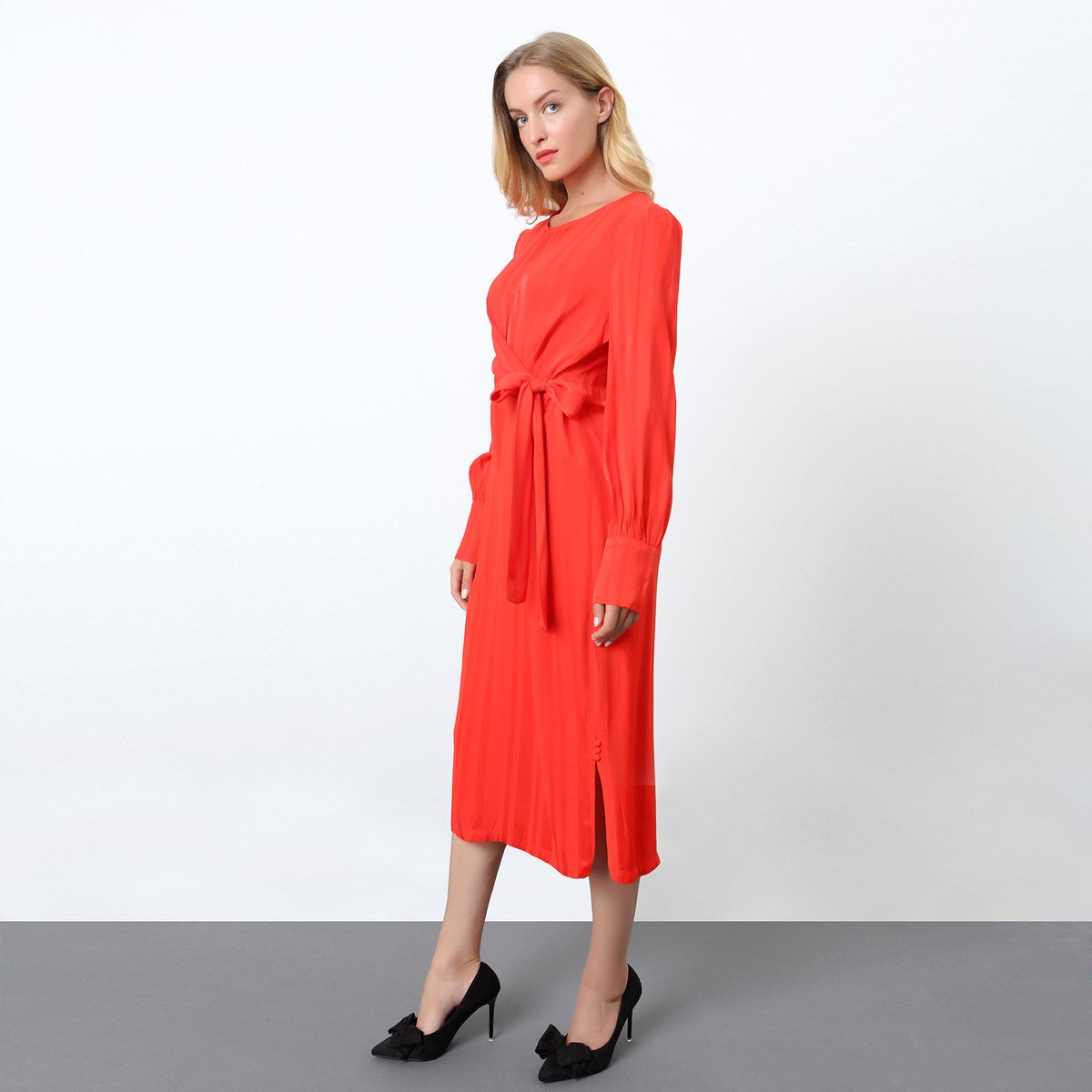 Robe drapée à manches longues et attache côté