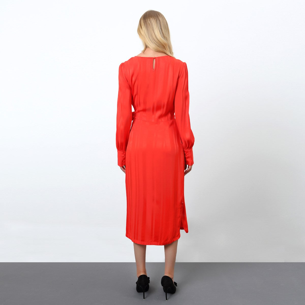 Robe drapée à manches longues et attache côté