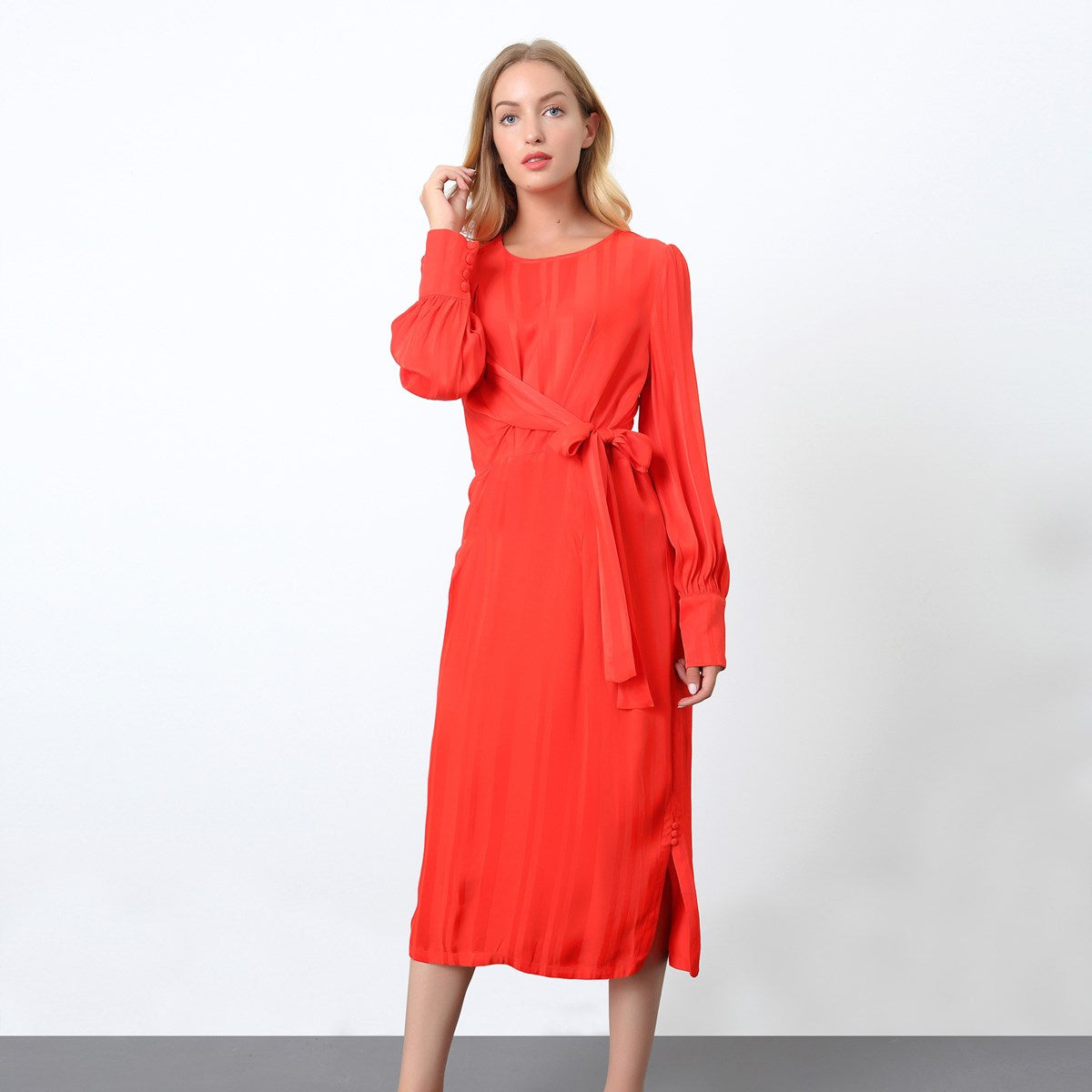 Robe drapée à manches longues et attache côté