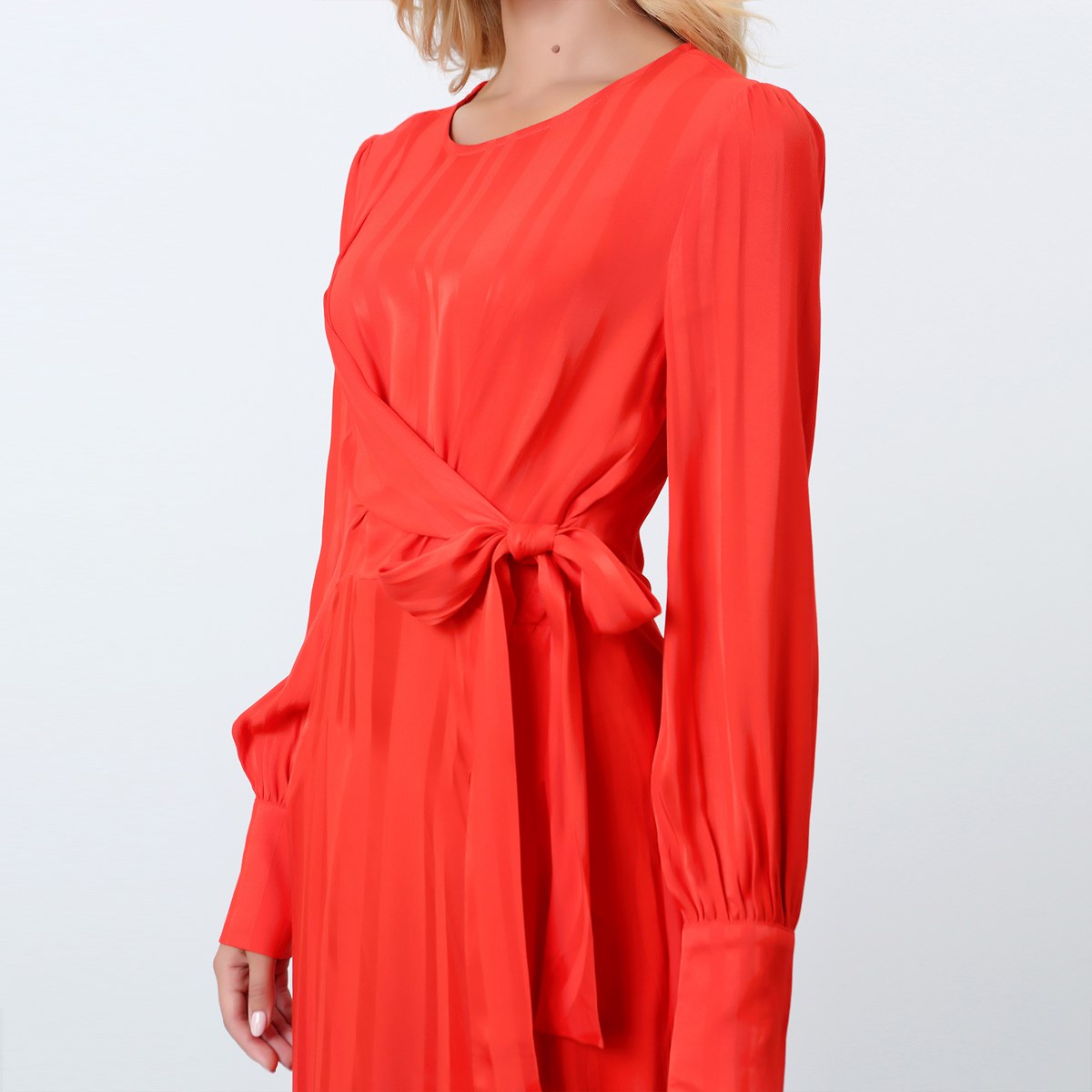 Robe drapée à manches longues et attache côté