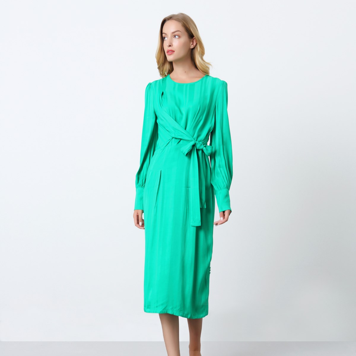 Robe drapée à manches longues et attache côté