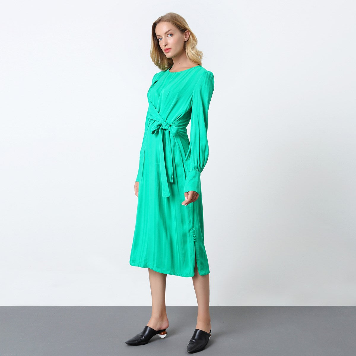 Robe drapée à manches longues et attache côté