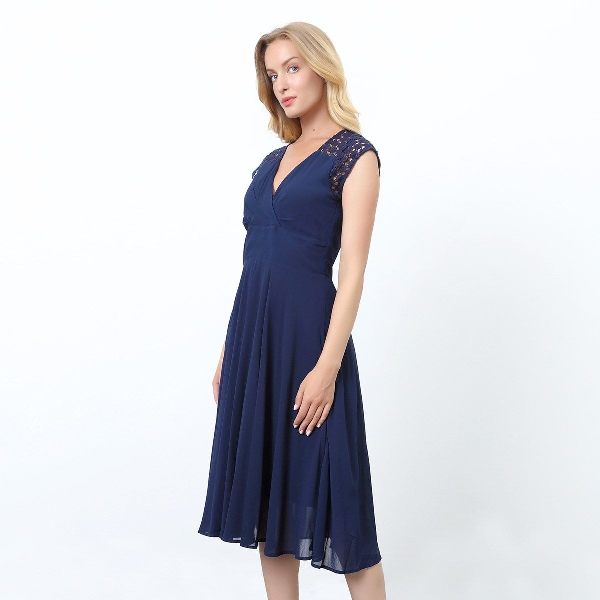 Robe patineuse à empiècement dentelle aux épaules